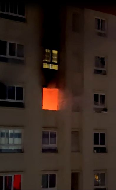 Đám cháy bùng phát tại căn hộ trên.