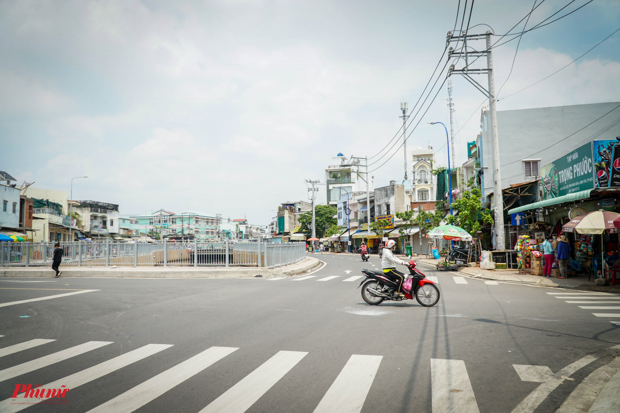 Lòng đường hai bờ kênh thông thoáng hơn sau khi mở rộng, thảm nhựa cho 2 làn xe chạy, lắp hệ thống chiếu sáng, trồng cây xanh, lát vỉa hè...