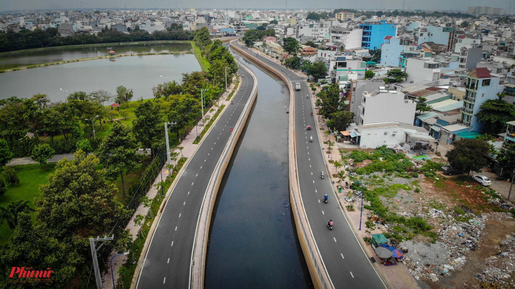 Với mức đầu tư 629 tỷ đồng, dự án cải tạo kênh Nước Đen (quận Bình Tân), đoạn đoạn từ cống hộp hiện hữu đến kênh Tham Lương đã cơ bản hoàn thành.