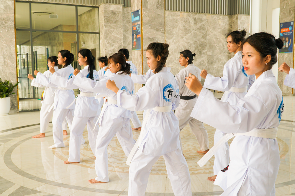 Sinh viên Câu lạc bộ Karate tập luyện tại HungHau Campus tại thư viện - Ảnh: ĐH Văn Hiến