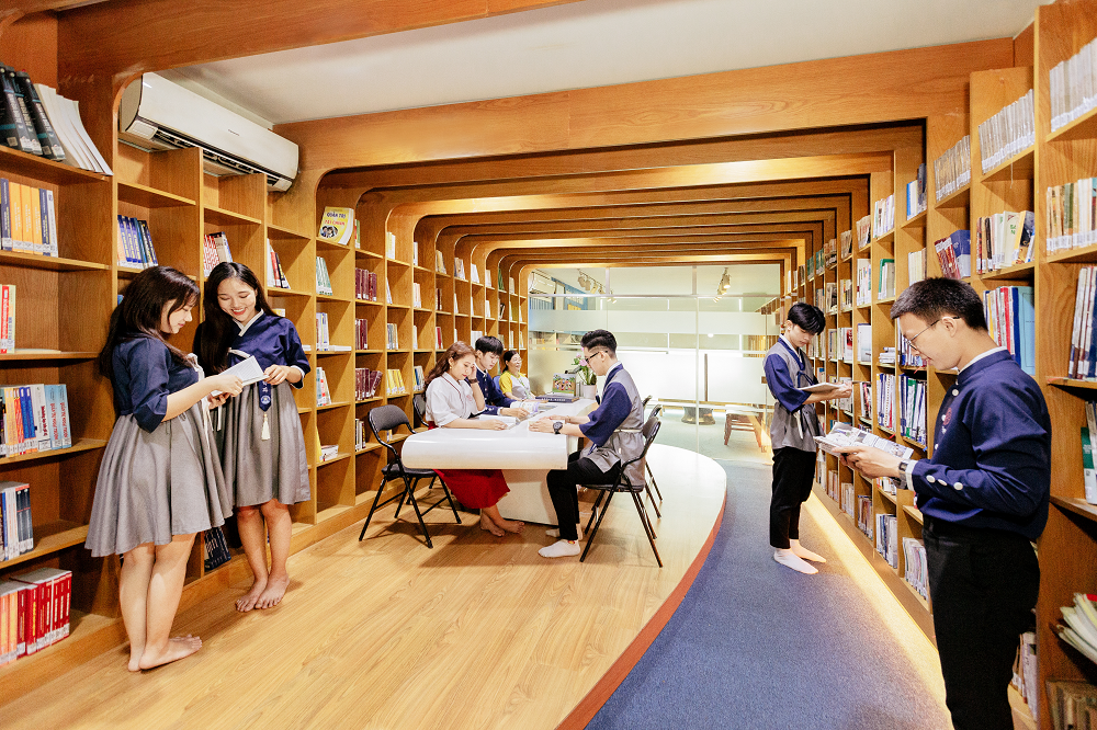 Sinh viên ĐH Văn Hiến tại thư viện - Ảnh: ĐH Văn Hiến