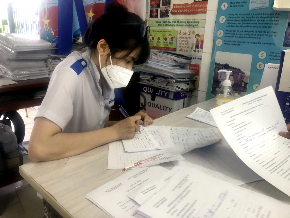 Đặng Minh Thư (22 tuổi) - sinh viên năm thứ tư Khoa Điều dưỡng Đại học Nguyễn Tất Thành - đang thực tập tại một trạm y tế ở TP.HCM - ẢNH: QUỐC NGỌC
