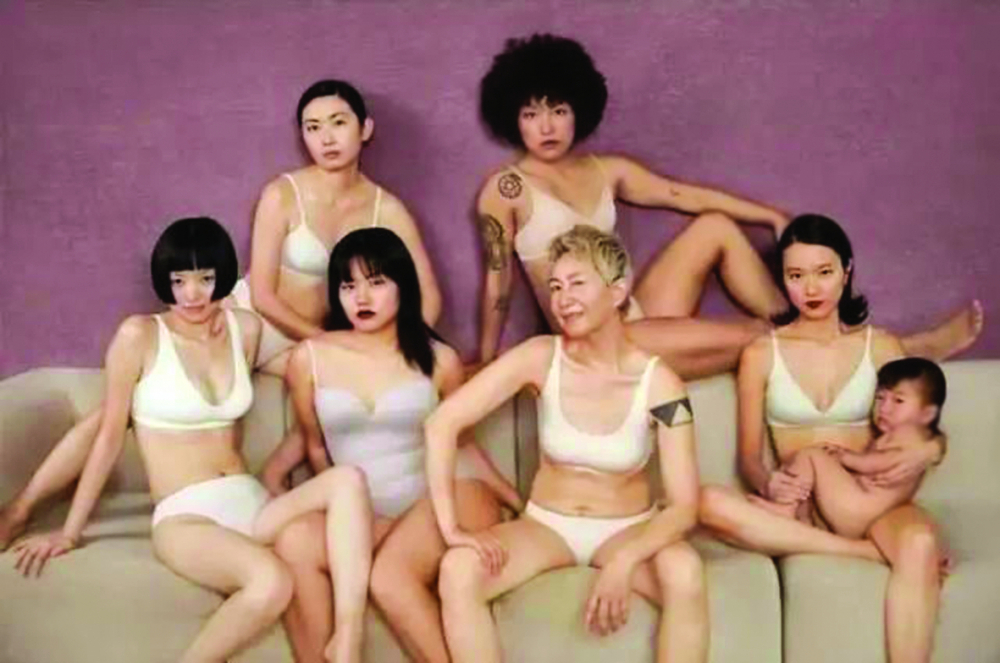 Bà Ma Yinghong tự tin mặc nội y chụp ảnh bên các người mẫu trẻ
