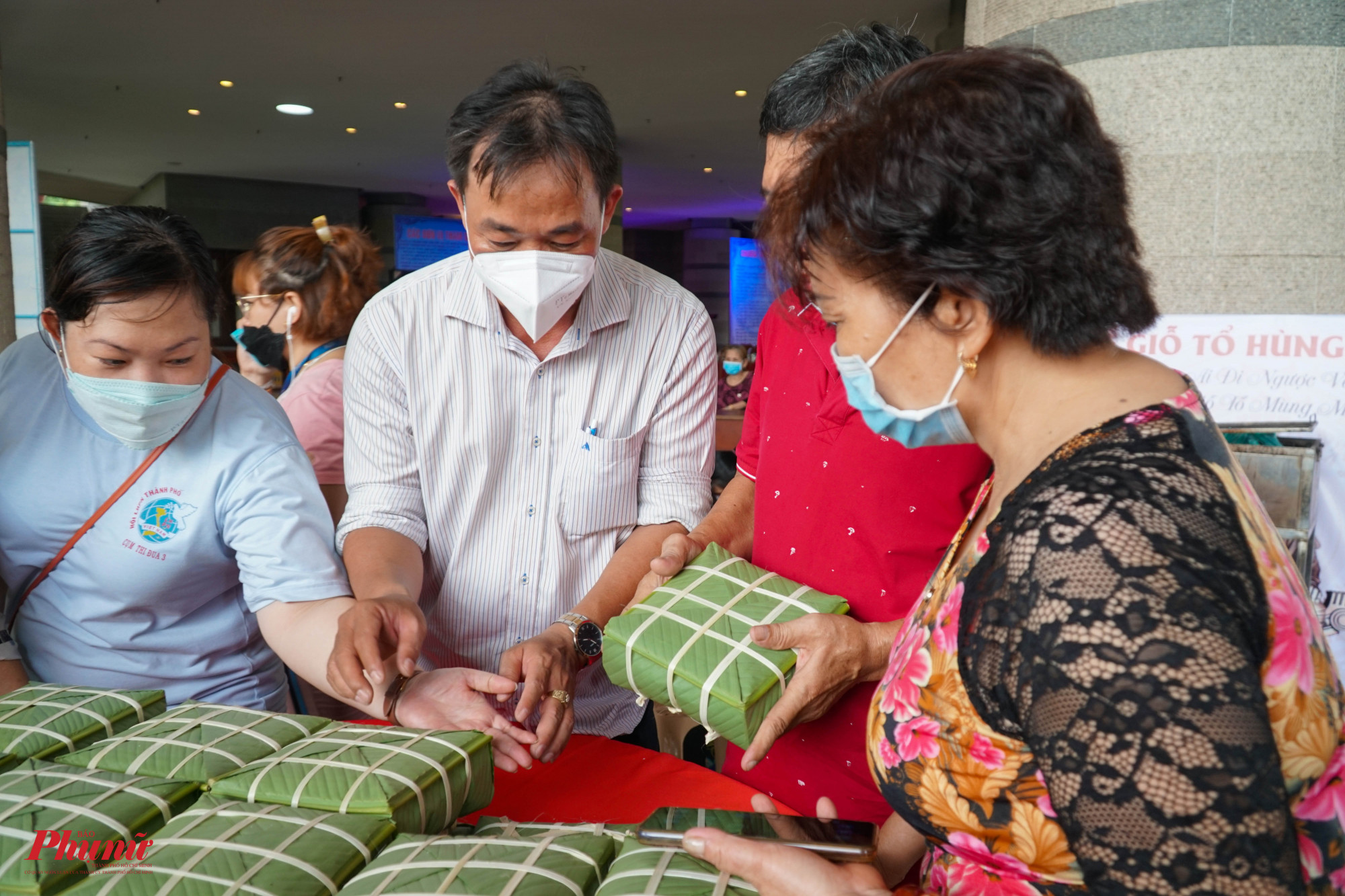 Những chiếc bánh được làm xong, các thành viên trong đội phải xem lại, chiều dài, kích thước bánh