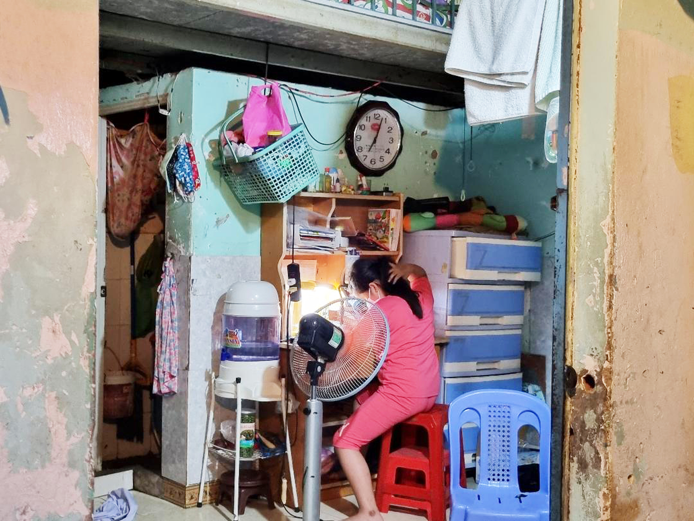 Những phòng trọ san sát, chật hẹp tại P.Hóa An, TP.Biên Hòa (Đồng Nai) là nơi ở của nhiều công nhân xa quê