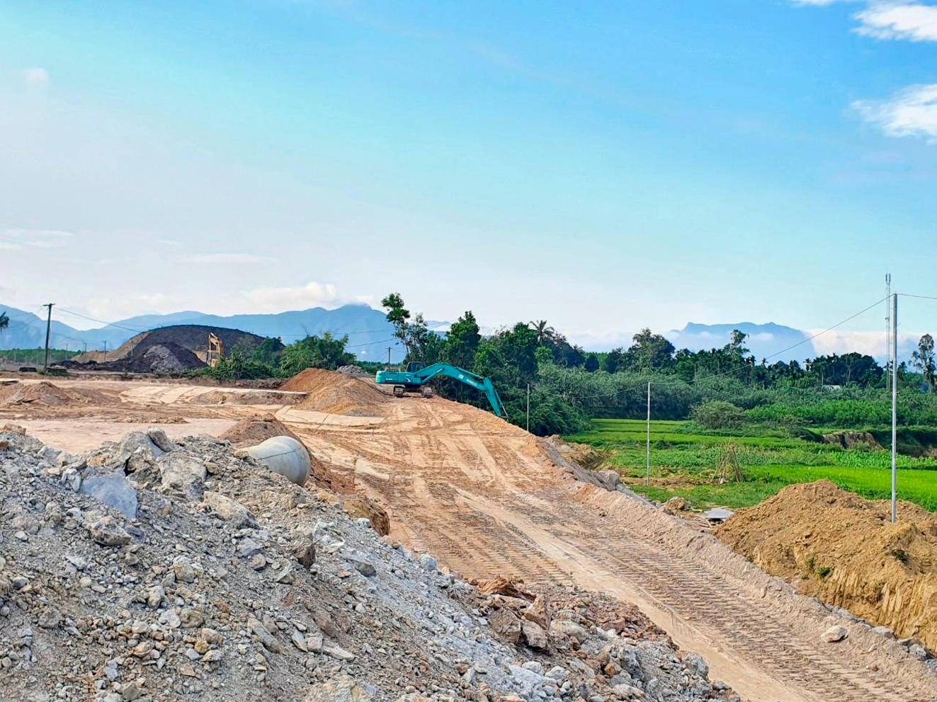 Ruộng đồng của dân thôn Hòa Trung, xã Hòa Ninh, H.Hòa Vang, không sản xuất được do dự án  đường vành đai phía tây TP.Đà Nẵng làm ngập úng