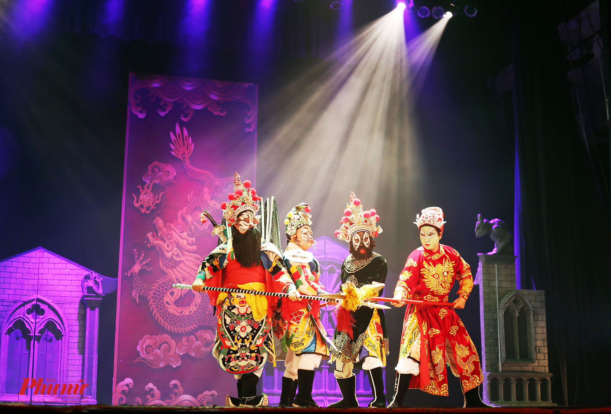 Các nghệ sĩ của Nhà hát Nghệ thuật Hát bội TPHCM trong buổi ra mắt chương trình Sắc ấn ngọc nam phương