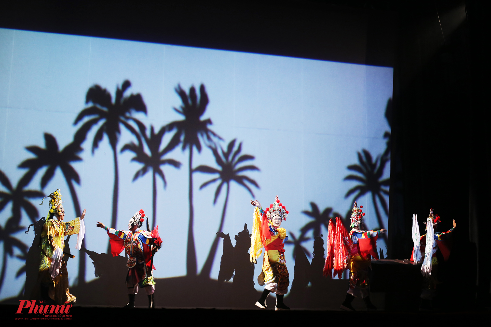 Hình ảnh lung linh, đầy màu sắc của nghệ sĩ hát bội trên sân khấu