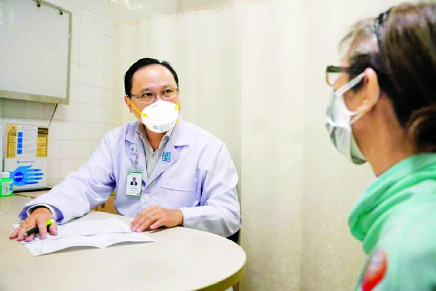 Phó giáo sư - tiến sĩ - bác sĩ Bùi Hữu Hoàng đang tư vấn cho một bệnh nhân bị hội chứng ruột kích thích - ẢNH: TRÂM ANH