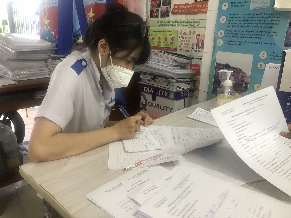 Sinh viên Khoa Điều dưỡng Đại học Nguyễn Tất Thành thực tập tại một trạm y tế ở Q.4, TPHCM. Ảnh: Quốc Ngọc
