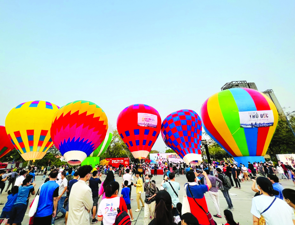 Chương trình “Thành phố Hồ Chí Minh chào đón bạn - Welcome to Ho Chi Minh City” sẽ gắn liền với chuỗi nhiều sự kiện lễ hội (trong ảnh: Trình diễn khinh khí cầu ở TP.HCM ngày 22/1) ẢNH: QUỐC THÁI