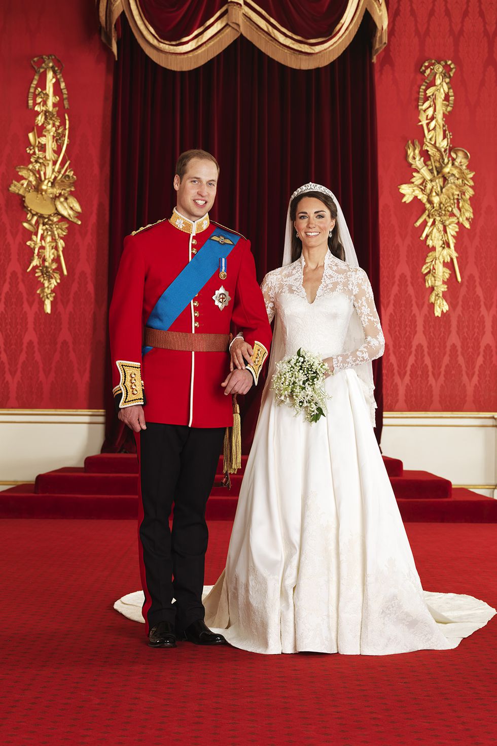 Chiếc váy cưới kiểu nàng tiên tiên cả được dự đoán là xu hướng thịnh hành trong năm 2022. Kiểu dáng này hoàn hảo và phù hợp cho mọi vóc dáng, có thiết kế ôm sát đường cong phần thần trên, xòe ra dưới đầu gối.Trên thực tế, đó là kiểu váy phổ biến đến nỗi ngay cả bản thân Kate Middleton cũng mặc một thứ khá giống khi cô kết hôn với Hoàng tử William vào năm 2011 và đến nay vẫn tiếp tục thu hút sự chú ý.