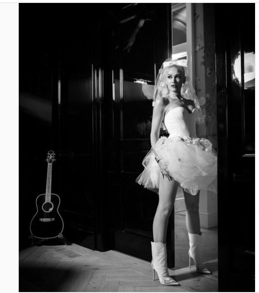Những chiếc váy cưới ngắn có thiết kế cúp ngực, trễ vai hiện đại đang nhanh chóng phổ biến trong thời gian gần đây. Trong tiệc cưới của mình, Gwen Stefani vô cùng nổi bật với mấu váy ngắn có chất liệu vải lụa và đính sequin ở eo, cô còn gây ấn tượng khi kết hợp cùng đôi boot gót nhọn tôn lên vẻ ngoài trẻ trung.