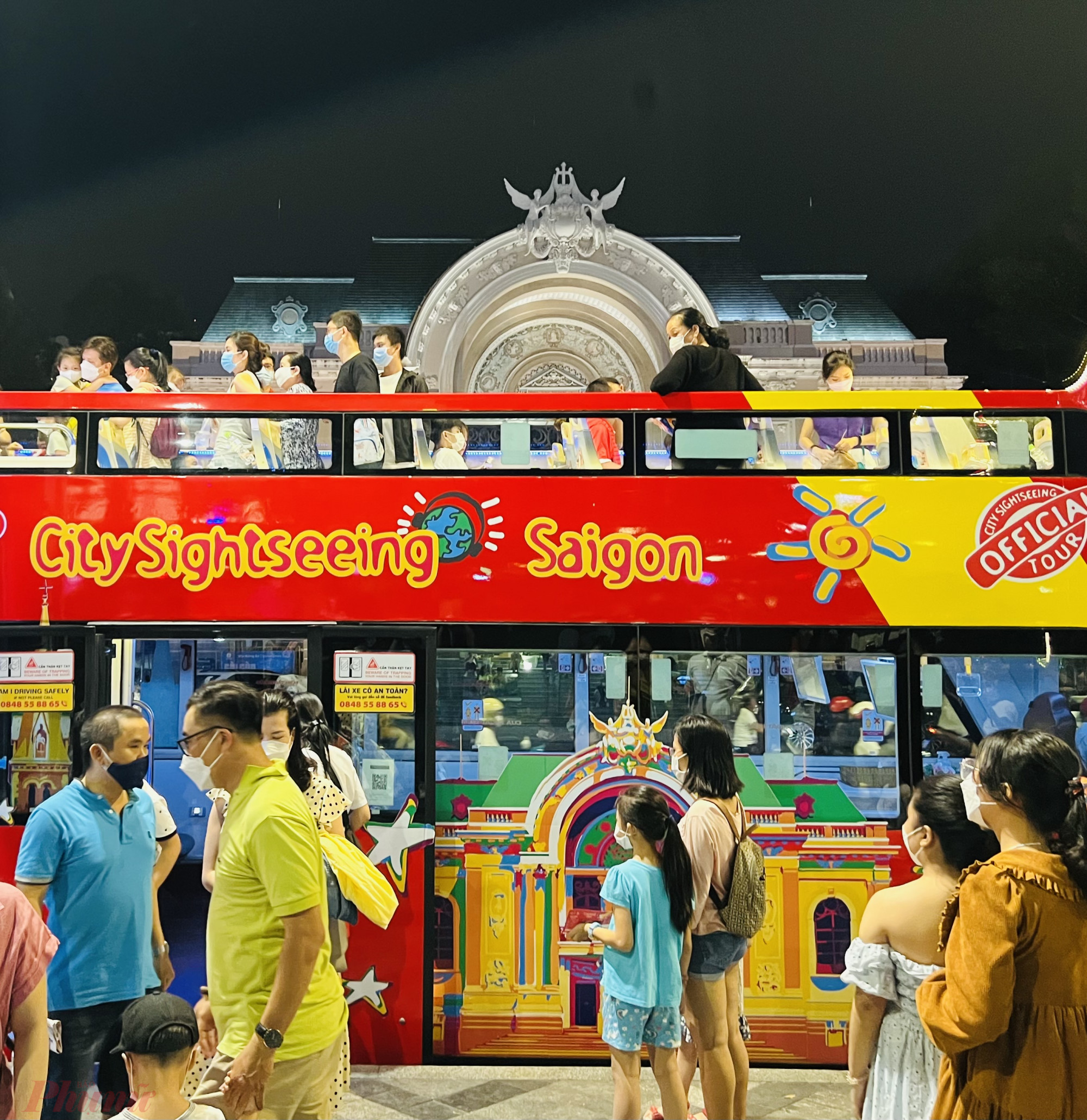 Người  dân, du  khách  trải  nghiệm  xe  buýt  hai  tầng  tại  trung  tâm  thành  phpp