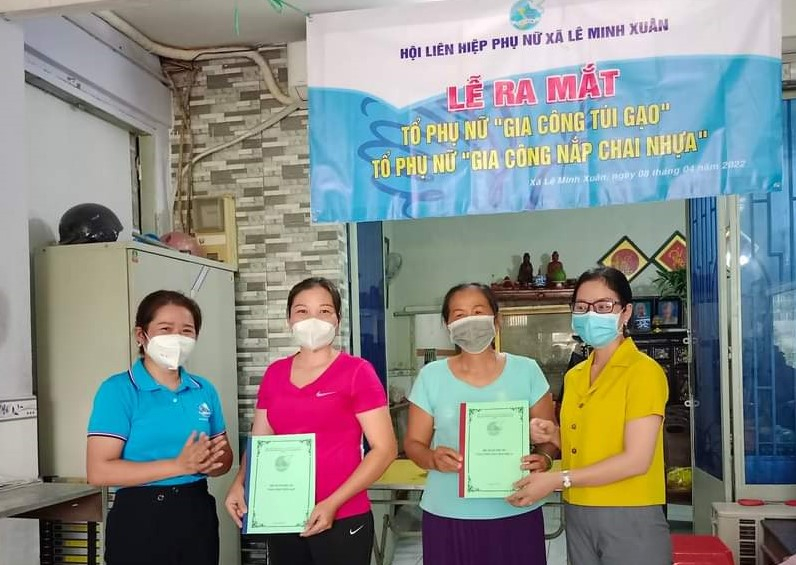  Lãnh đạo Hội LHPN H. Bình Chánh và Hội LHPN xã chúc mừng hai Tổ phụ nữ ngành nghề mới thành lập tại xã Lê Minh Xuân.
