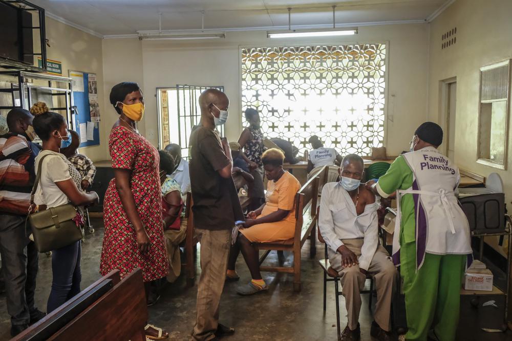 - Người dân Uganda xếp hàng để nhận vắc xin Pfizer coronavirus tại Trung tâm Y tế Kiswa III ở khu phố Bugolobi của Kampala, Uganda Thứ Ba, ngày 8 tháng 2 năm 2022. Trong gói mới nhất của Thượng viện nhằm ngăn chặn vi rút coronavirus, các nhà lập pháp Hoa Kỳ đã giảm gần như tất cả kinh phí để hạn chế vi-rút vượt ra ngoài biên giới của nó, trong một động thái mà nhiều chuyên gia y tế mô tả là thiển cận nguy hiểm. Họ cảnh báo việc ngừng viện trợ COVID cho các nước nghèo hơn cuối cùng có thể thúc đẩy loại đường truyền không được kiểm soát cần thiết cho một biến thể đáng lo ngại tiếp theo xuất hiện. (Ảnh AP / Hajarah Nalwadda, Tệp)