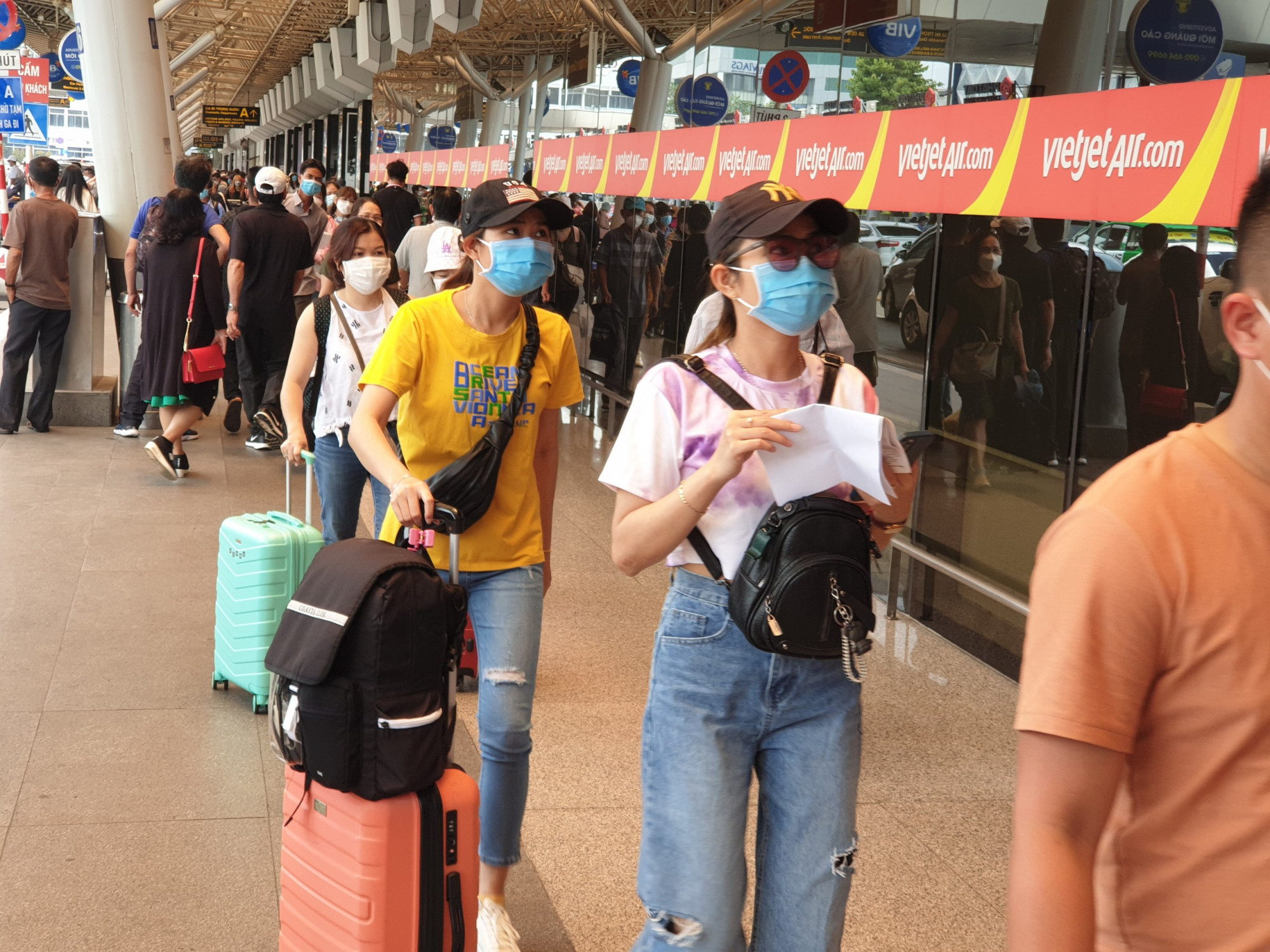 Trưa 9/4, tại ga quốc nội sân bay Tân Sơn Nhất (TP.HCM), lượng hành khách đổ về để đi chơi lễ Giỗ tổ Hùng Vương khá đông.