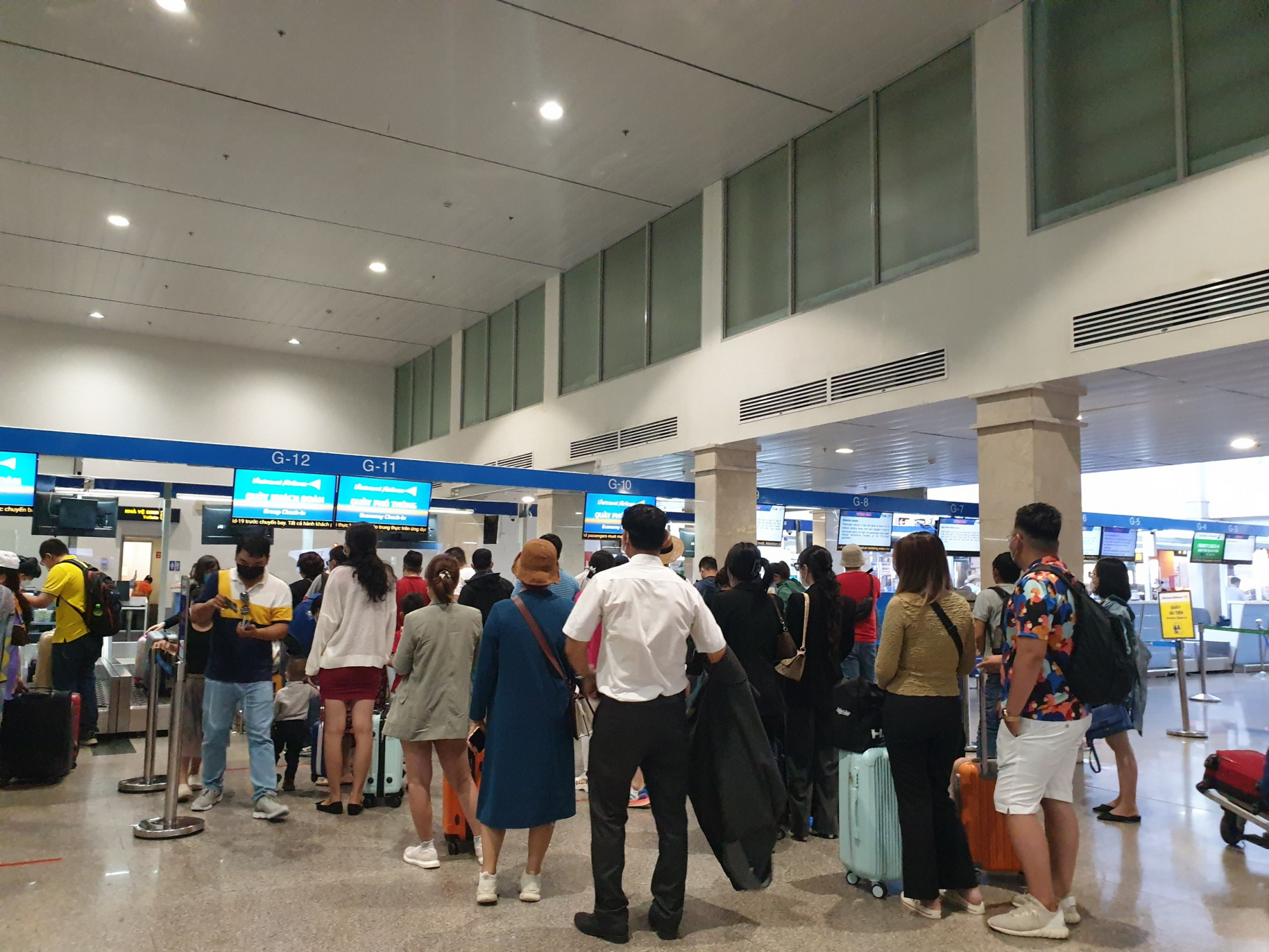 Theo quan sát, trước quầy vé các hãng hàng không luôn đông khách xếp hàng dài để chờ làm thủ tục bay đến các điểm du lịch nổi tiếng như: Đà Nẵng, Quy Nhơn, Nha Trang, Phú Quốc...