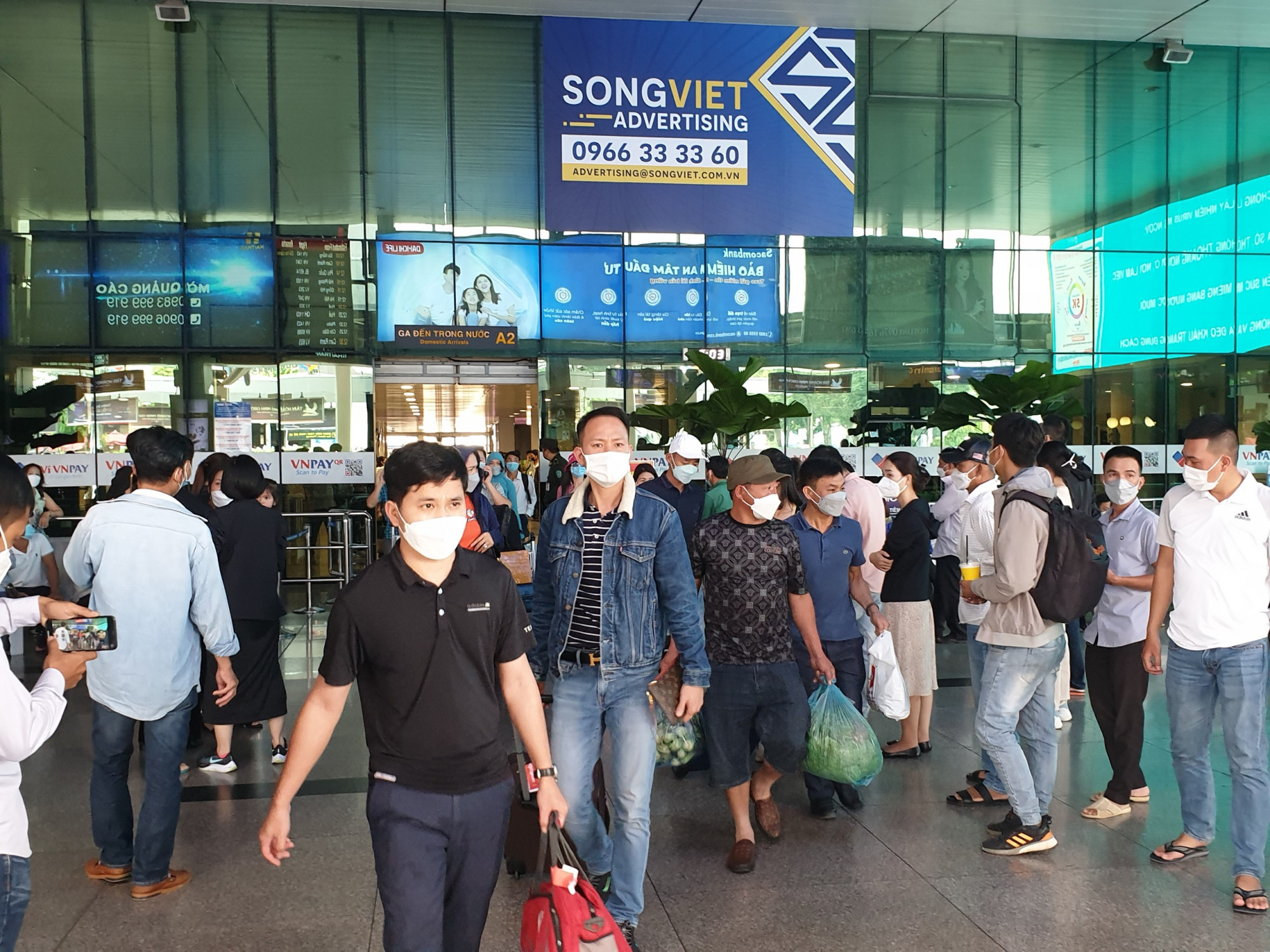 Theo Cảng vụ hàng không Miền Nam, hôm nay sân bay Tân Sơn Nhất phục vụ 561 chuyến cách, hạ cách. Trong đó, có 507 chuyến bay chở khách, ước tính hơn 75.000 lượt khách đi lại. Trong đó, khách đi đạt hơn 40.000 người và chiều đến khoảng 35.000 khách. Ga quốc nội đạt 65.000 khách và ga quốc tế phục vụ khoảng 10.000 khách.