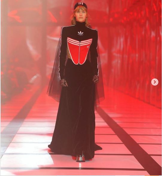 Giám đốc sáng tạo của Gucci, Alessandro Michele, đã tung ra một chiếc váy gothic hợp tác với Adidas đã nhận được sự chú ý vào tháng Ba.  Kết hợp với một chiếc áo nịt bên ngoài được làm bằng chữ nổi hình tam giác và màu đỏ cổ điển của Adidas, chính vẻ ngoài khác thường đã làm cho sự hợp tác này trở nên độc đáo.