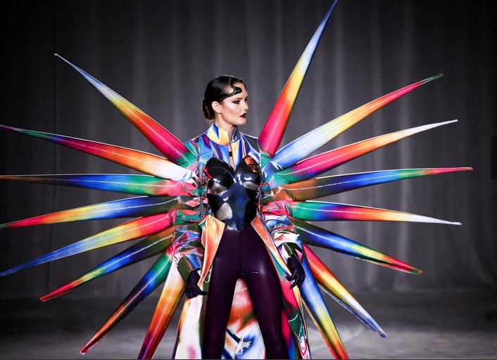 Bộ cánh với những sợi tua sáng bóng sống động là một trong những bộ cánh ấn tượng nhất trong Tuần lễ thời trang London vừa diễn ra mới đây. Sản phẩm của nhà thiết kế Jack Irving khiến người xem choáng ngợp bởi màu sắc và kết cấu lạ mắt.