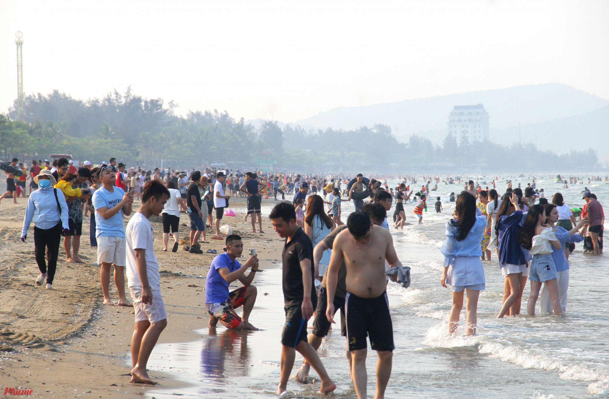Người dân ùn ùn đổ về biển Cửa Lò tắm, vui chơi trong chiều cuối tuần