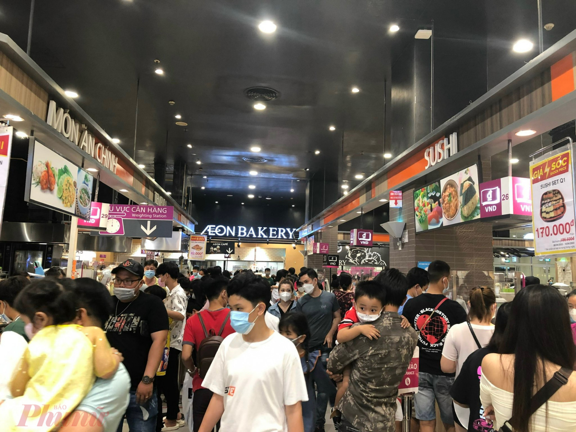 Tại AeonMall (quận Bình Tân), khách đến mua sắm, ăn uống đông đột biến, nhiều khu ẩm thực như bánh ngọt, shushi, gà rán… luôn trong tình chen chân không lọt. 