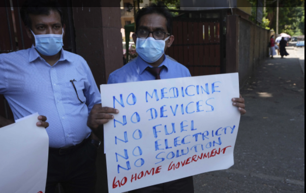 Các nhân viên y tế của chính phủ Sri Lanka biểu tình bên ngoài một bệnh viện ở Colombo. Các tổ chức y tế chuyên nghiệp đang cảnh báo rằng mọi người sẽ tử vong vì việc cấp cứu sẽ không sớm được thực hiện nếu thuốc và thiết bị không được nhận khẩn cấp. Ảnh: AP