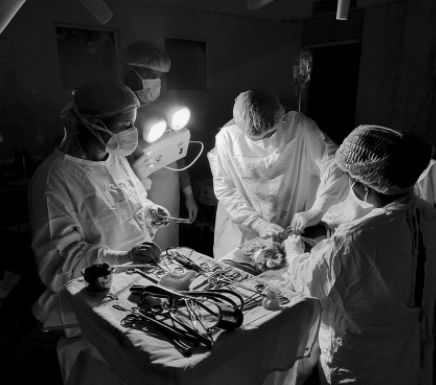 Các bác sĩ thực hiện một ca phẫu thuật sử dụng đèn pin khẩn cấp tại Bệnh viện Base ở Elpitiya, tỉnh phía Nam của Sri Lanka - Ảnh: Twitter