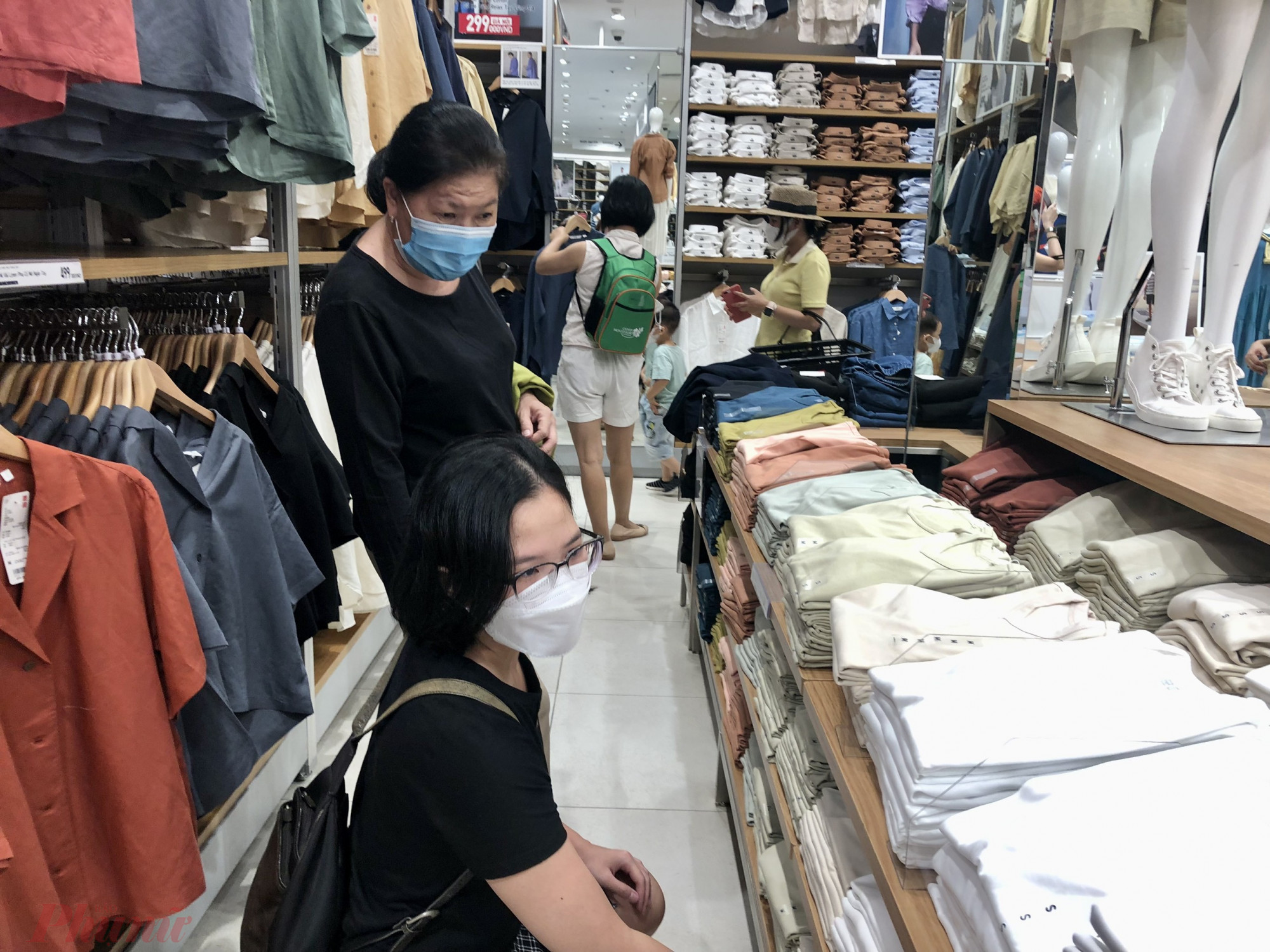 Một số cửa hàng thời trang tại Parkson (Q.1, TPHCM) rất đông khách đến mua sắm mặc dù các thương hiệu thời trang này không hề giảm giá, khuyến mãi dịp Giỗ tổ.