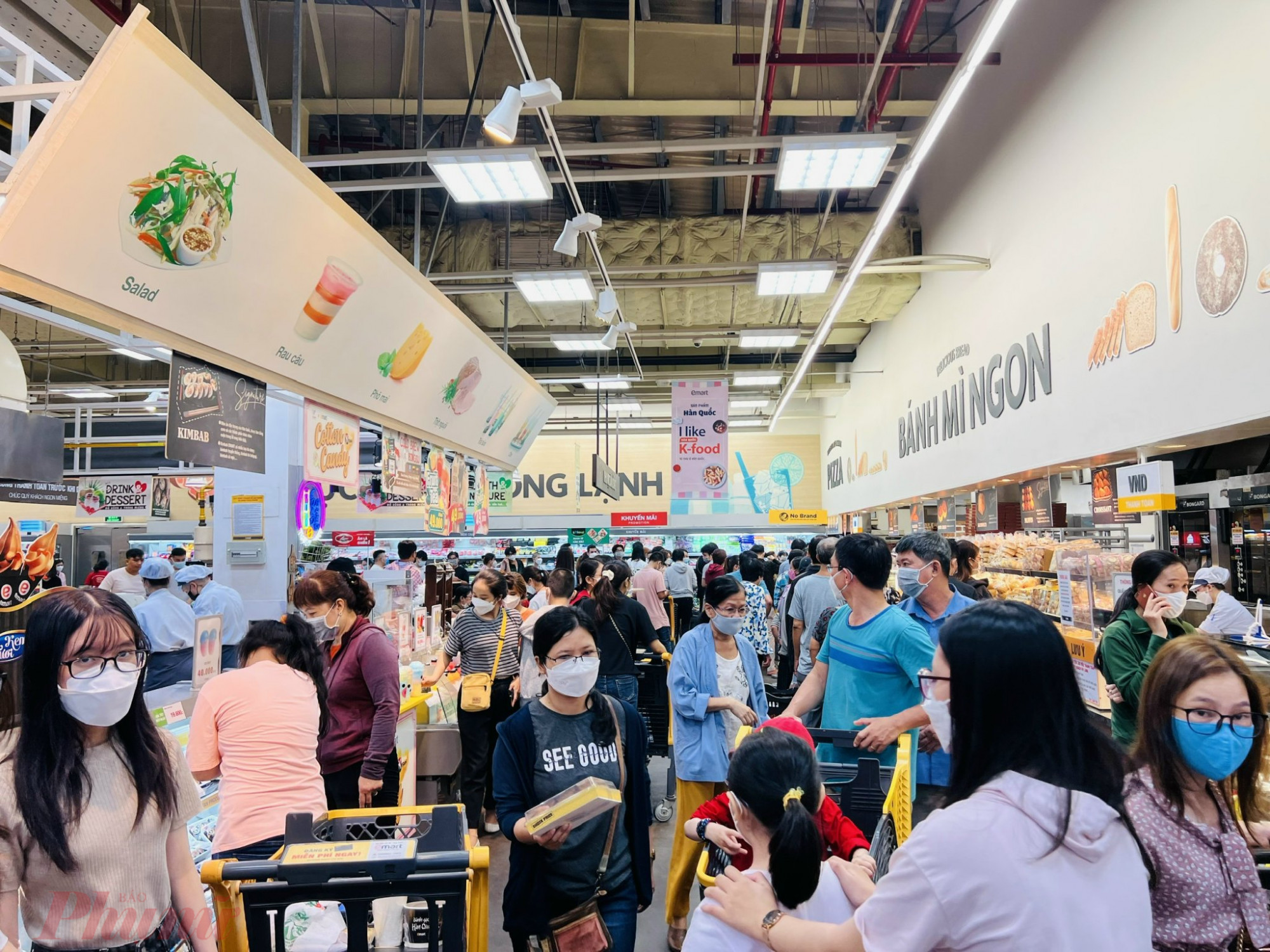 Tại Emart (Gò Vấp, TPHCM) sáng 10/4, rất đông người dân đổ xô đến mua sắm, ăn uống tại siêu thị.