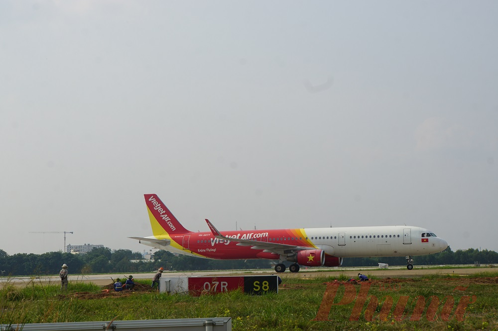 Sân bay Tân Sơn Nhất có hai đường băng song song. Đường 25R/07L trong lúc cải tạo, máy bay sẽ cất hạ cánh trên đường băng còn lại là 25L/07R, dài 3,8 km, rộng 45 m. Quá trình thi công đường băng cũng được yêu cầu tuyệt đối an toàn, đảm bảo hoạt động tại sân bay liên tục.