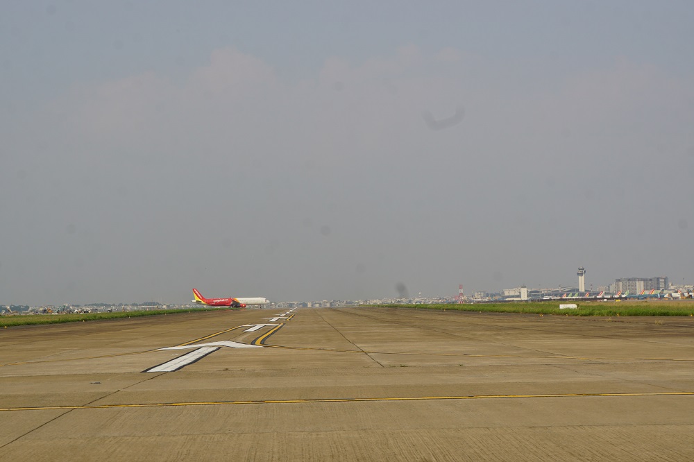 Sân bay Tân Sơn Nhất có hai đường băng song song cách nhau 300m. Trong ảnh là đường băng