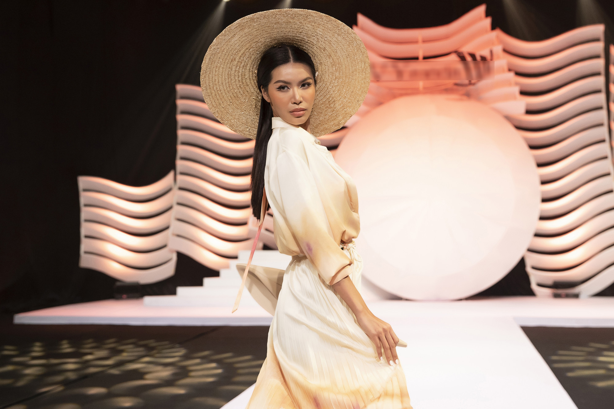 Người mẫu Minh Tú cũng tham gia trình diễn cho bộ sưu tập