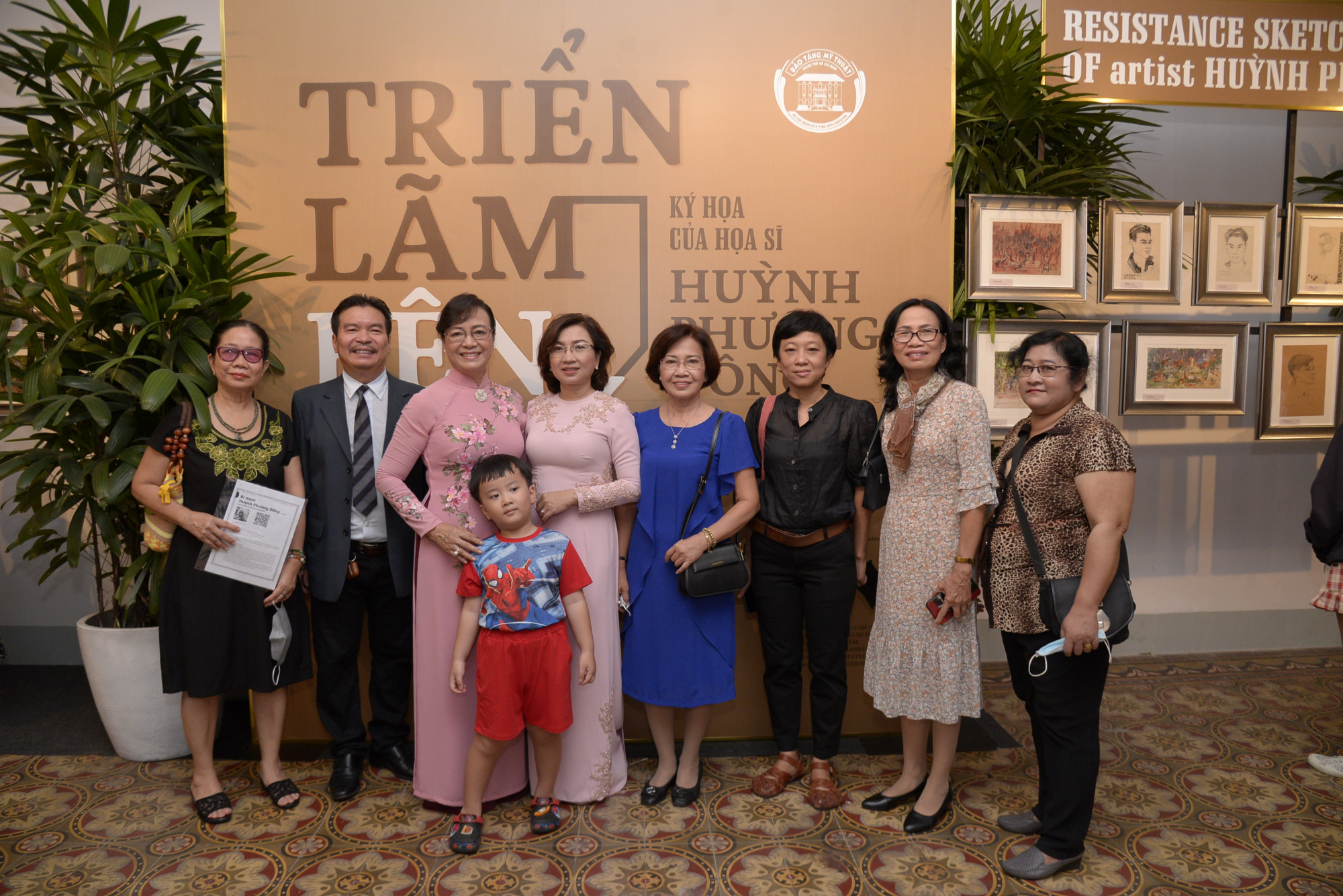 Bà Nguyễn Thị Quyết Tâm - nguyên Chủ tịch HĐND TPHCM (thứ ba từ trái) - tham dự triển lãm Bên Chiến Hào tại Bảo tàng Mỹ thuật TPHCM. Ảnh: Quốc Ngọc