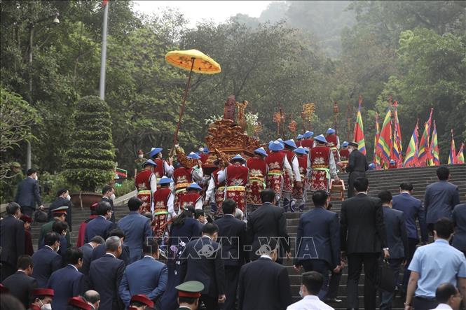 Đoàn nghi lễ chuẩn bị dâng hương tưởng niệm các Vua Hùng - Ảnh: Minh Quyết/TTXVN