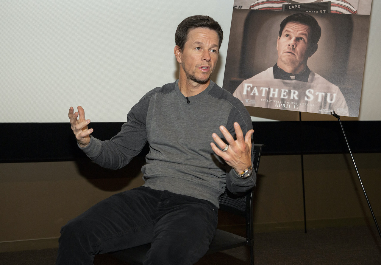 Ngoại hình của Mark Wahlberg trong quá trình đi quảng bá phim Father Stu. Anh đã lấy lại vóc dáng ban đầu.