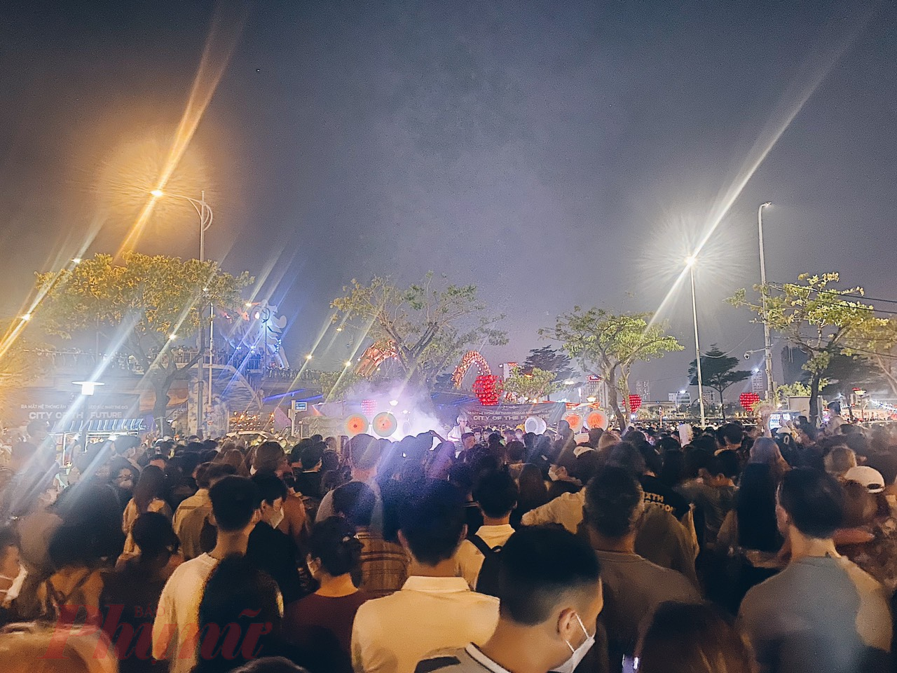 Đại tiệc nhạc điện tử mang tên “Danang – The City of Future” bên cầu Rồng đêm cuối tuần thu hút hàng ngàn bạn trẻ.