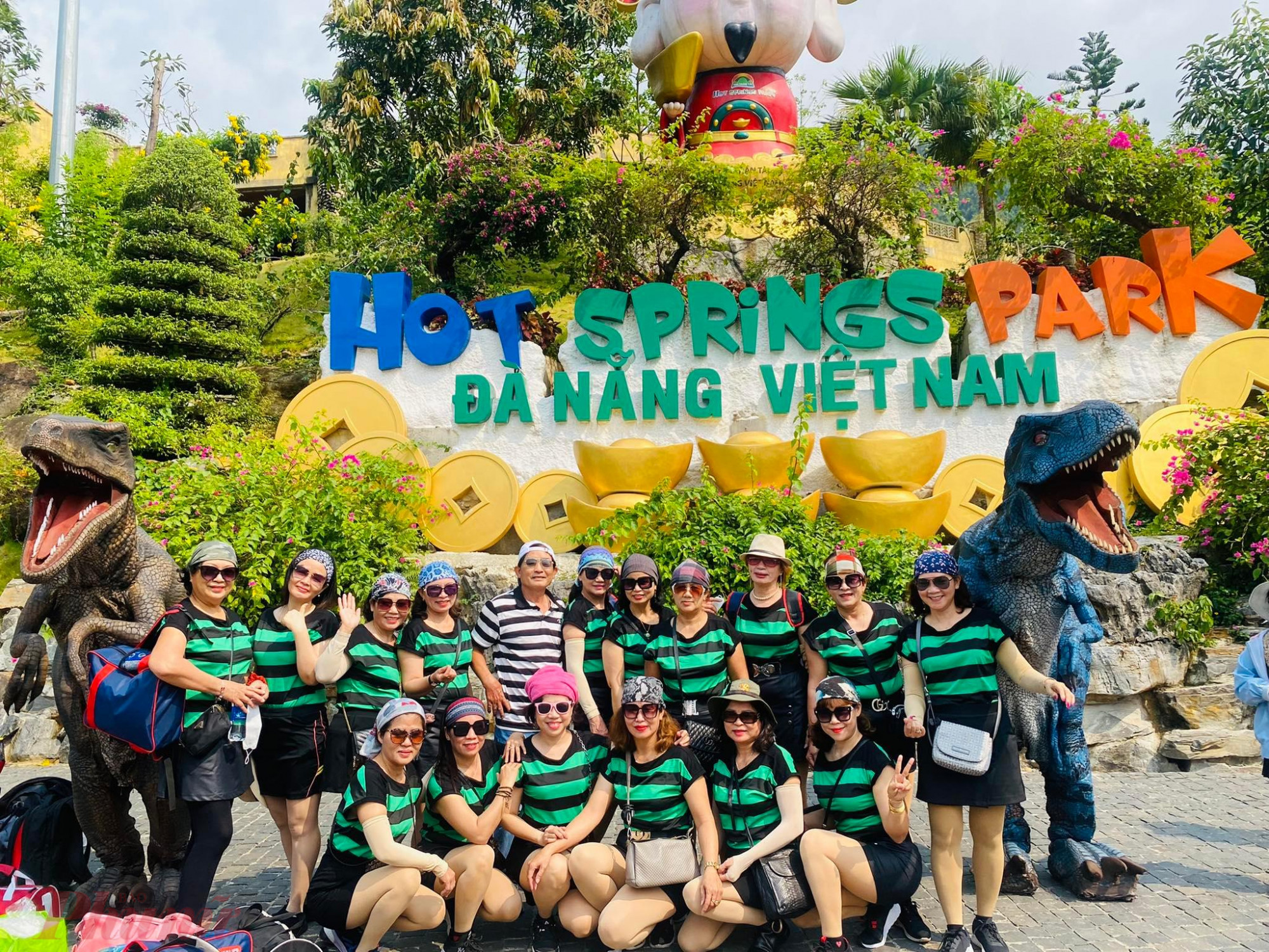 Bà Lê Thị Bích Hương - Giám đốc Truyền thông & Marketing, Công ty CP DHC Suối Đôi; chủ đầu tư Khu du lịch Công viên suối khoáng nóng Núi Thần Tài - thông tin: Trong 3 ngày dịp lễ, công viên ghi nhận 10.000 lượt khách tới tham quan và nghỉ dưỡng