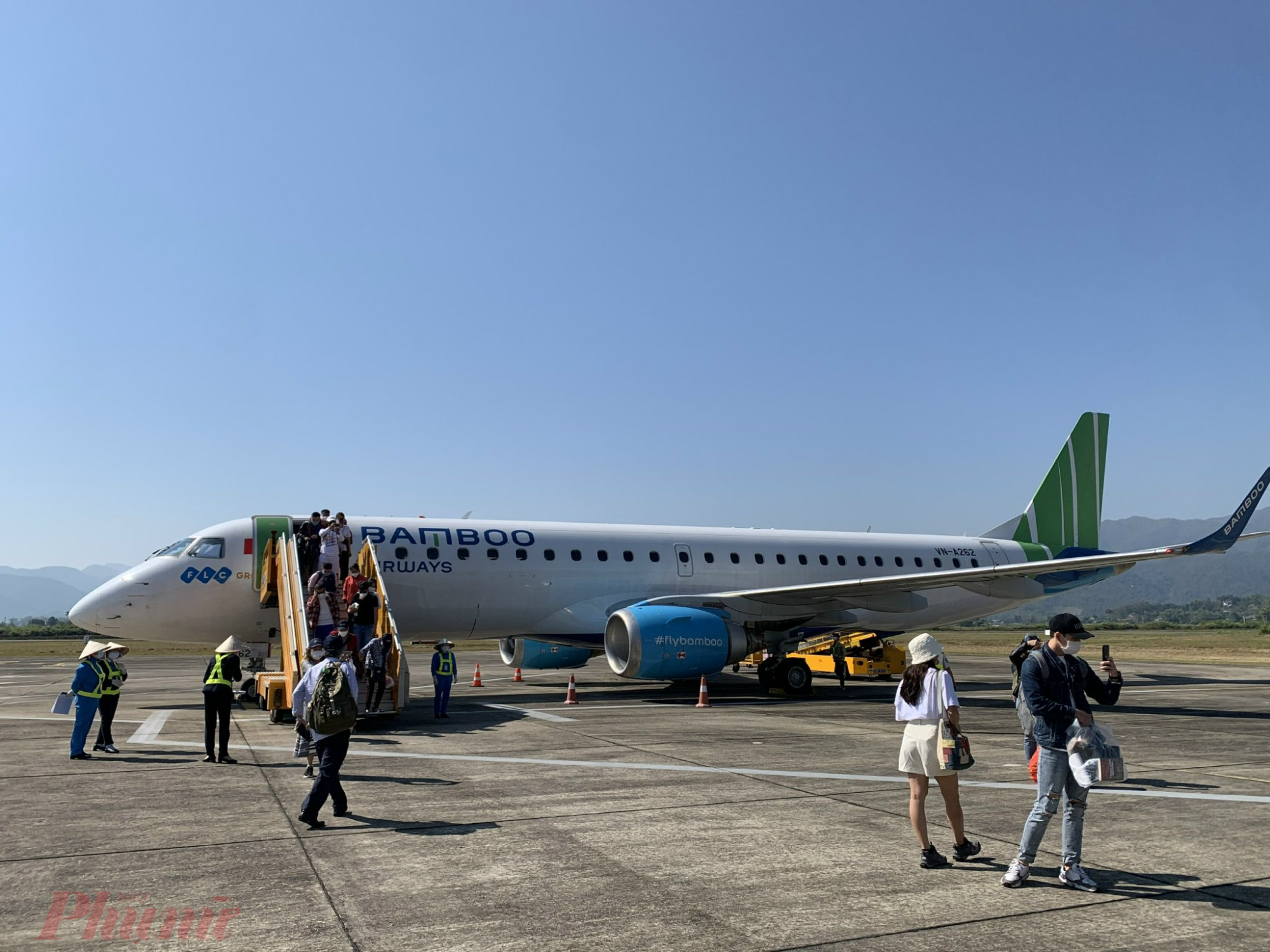 Chuyến bay của Bamboo Airways đáp xuống sân bay Điện Biên. Ảnh: Quốc Thái