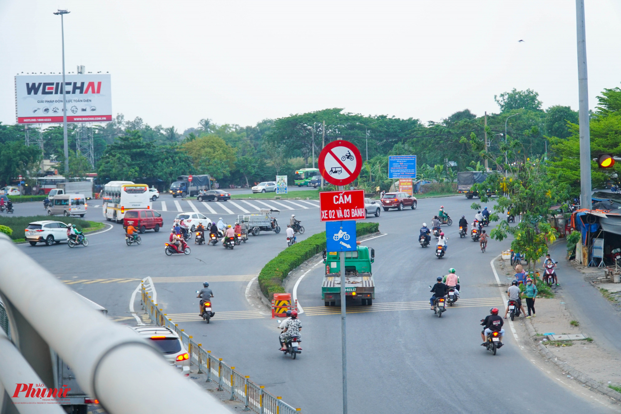 Khu vực cầu vượt Nguyễn Văn Linh tương đối thông thoáng