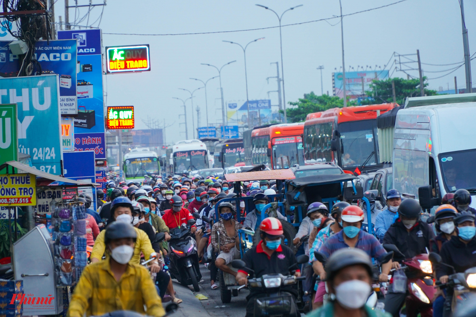 Giao lộ Nguyễn Hữu Trí và QL1A đông nghịt phương tiện di chuyển về TP