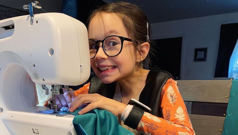 Kaia bắt đầu thiết kế với một chiếc máy khâu mà mẹ cô đã tặng cho cô năm 7 tuổi
