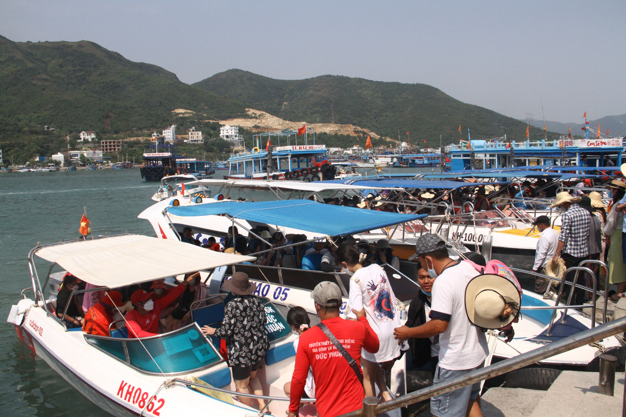 Du khách đi tham quan các tour biển đảo ở Nha Trang