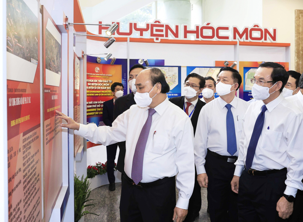 Chủ tịch nước Nguyễn Xuân Phúc cùng lãnh đạo Trung ương và TP.HCM xem các sản phẩm nông nghiệp của H.Hóc Môn được trưng bày tại hội nghị