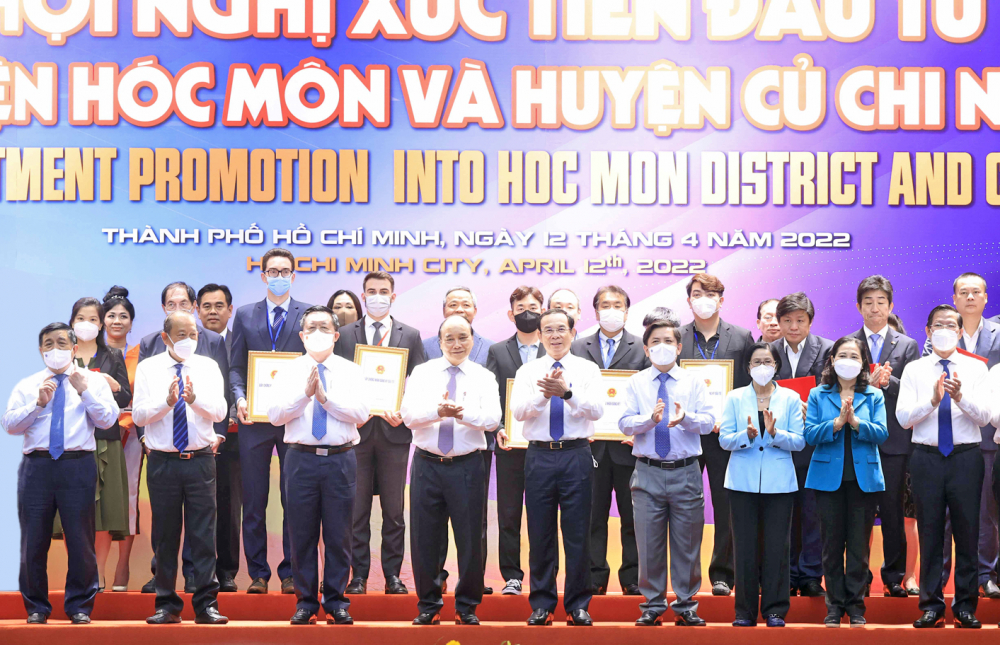 Chủ tịch nước Nguyễn Xuân Phúc và lãnh đạo Trung ương, TP.HCM trao giấy chứng nhận đăng ký đầu tư cho các nhà đầu tư tại hội nghị