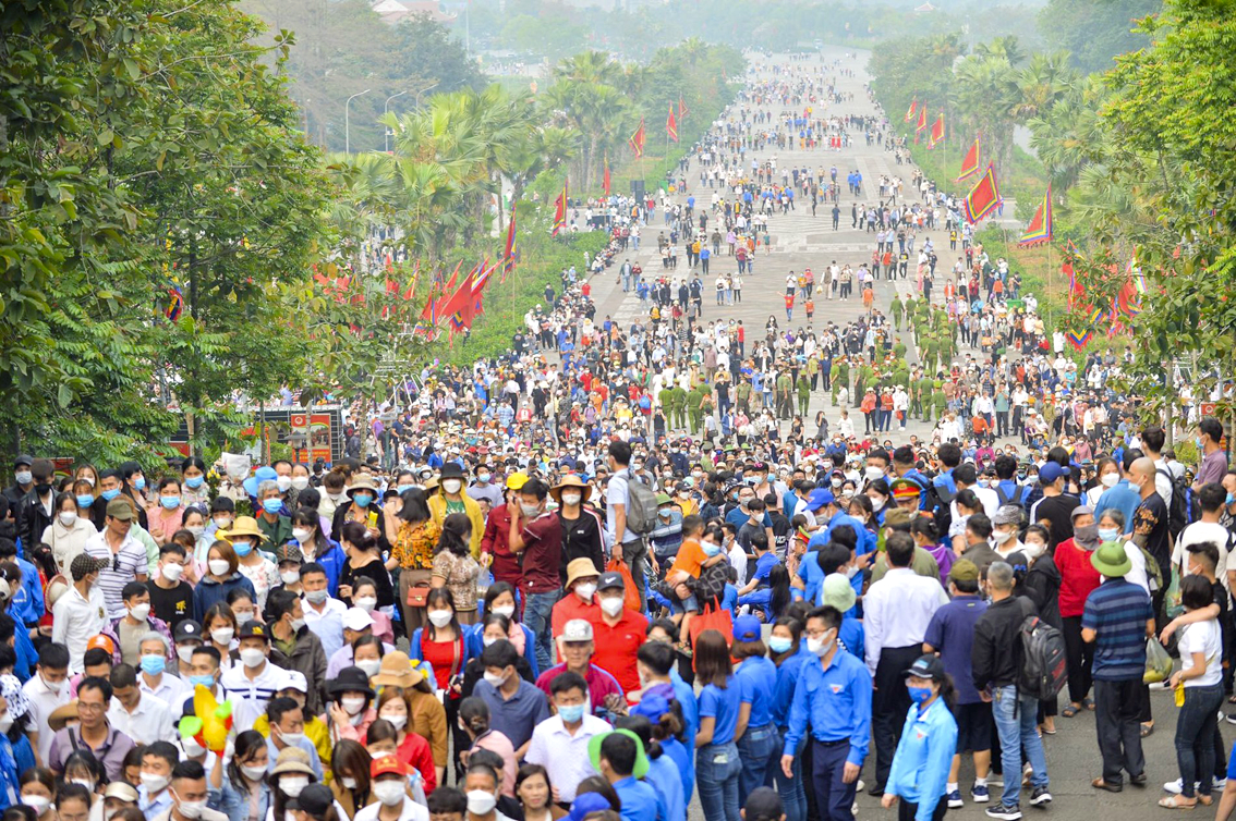 Chuyên gia cho rằng không nên quá lo về tình hình dịch sau lễ (trong ảnh: Người dân đi lễ đền Hùng (tỉnh Phú Thọ) trong ngày giỗ Tổ Hùng Vương) - ẢNH: NGỌC LINH