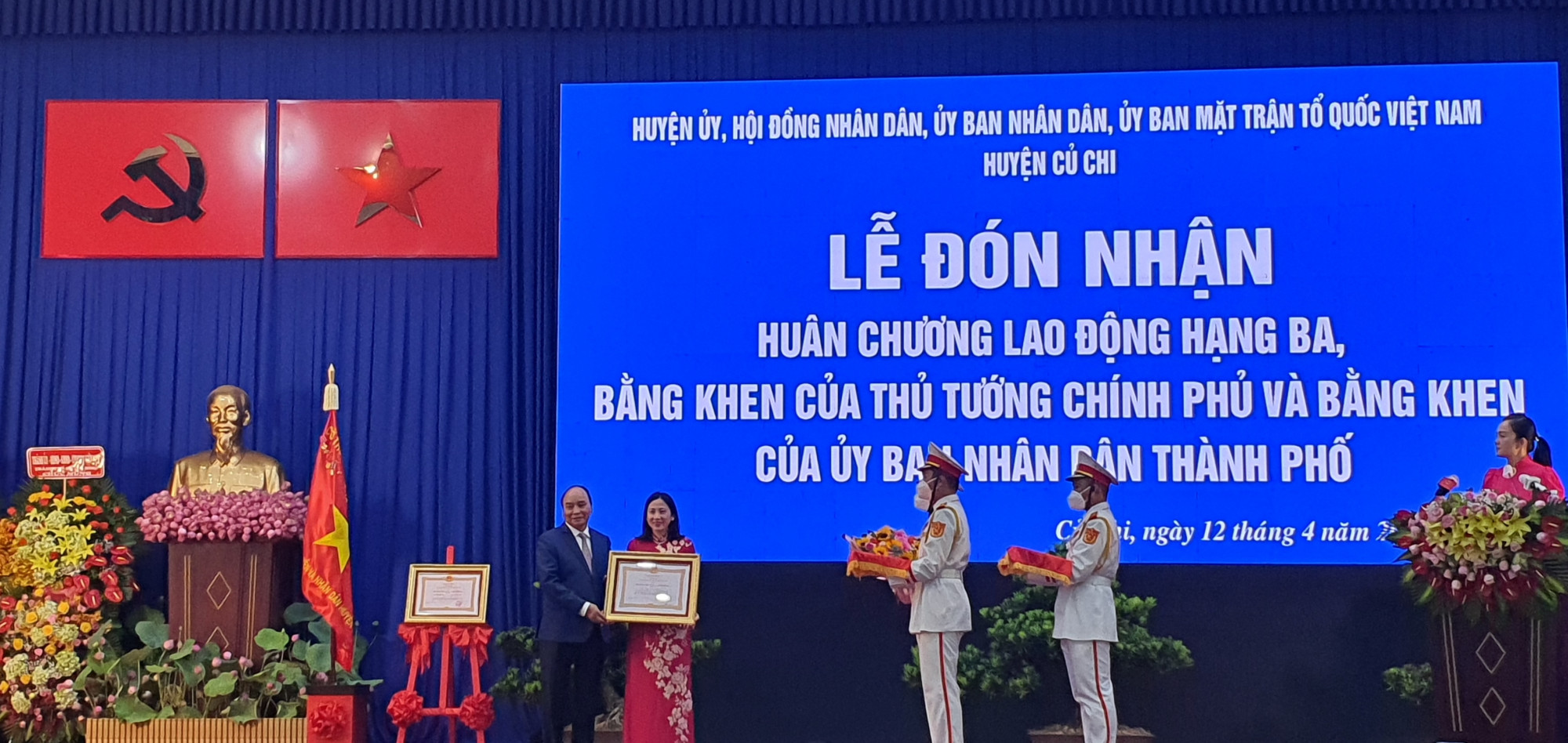 Bà Phạm Thị Thanh Hiền - Chủ tịch UBND huyện vinh dự nhận Huân chương Lao động Hạng Ba 