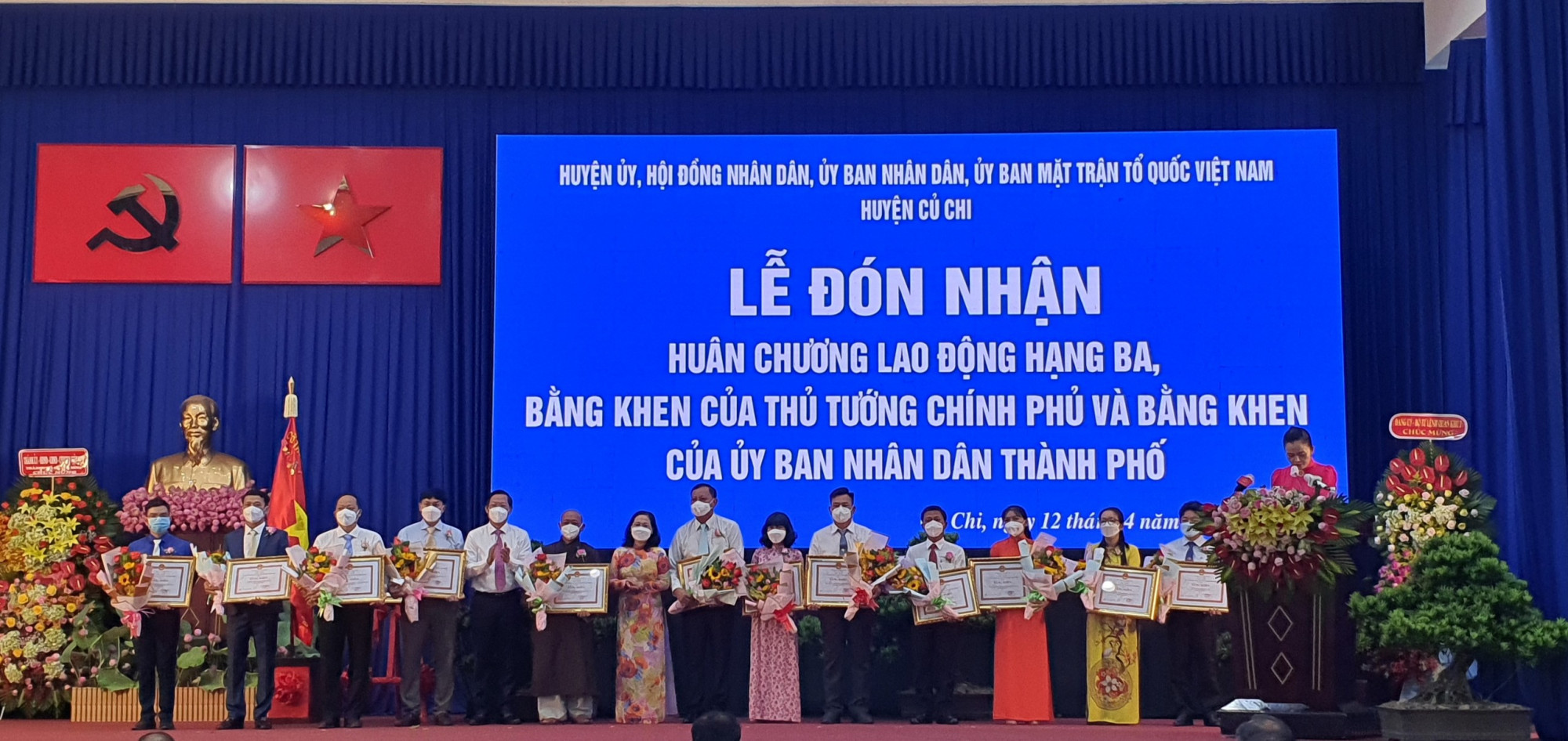 Chủ tịch UBND TPHCM Phan Văn Mãi, Chủ tịch HĐND Nguyễn Thị Lệtặng bằng khen cho các tập thể 