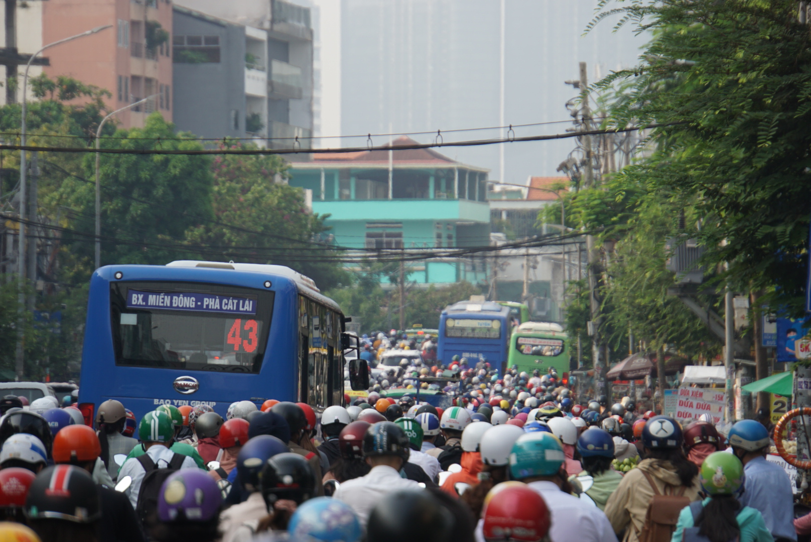 Đường kẹt cứng khiến xe buýt bất lực trong việc tiếp cận các trạm chờ đến trường Đinh Bộ Lĩnh để đón khách